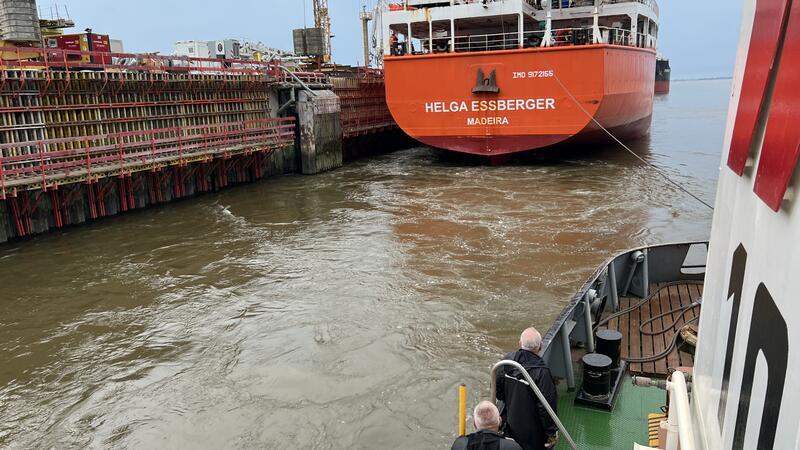 Schlepper Bützfleth bugsiert dicke Pötte in den Stader Seehafen Der Schlepper Bützfleth hilft der Helga Essberger, an der Dow-Pier vom Seehafen Stade anzulegen.