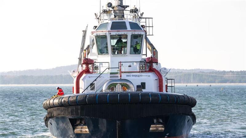 Was der Schlepperkapitän über den „Eventin“-Einsatz verrät Der Schlepper „VB Luca“ gehört zur Schlepperflotte des LNG-Terminals in Mukran, das die Deutsche Regas betreibt. Einen derartigen Sicherungseinsatz hatte der langjährige Schlepperkapitän eigener Aussage zufolge noch nicht.