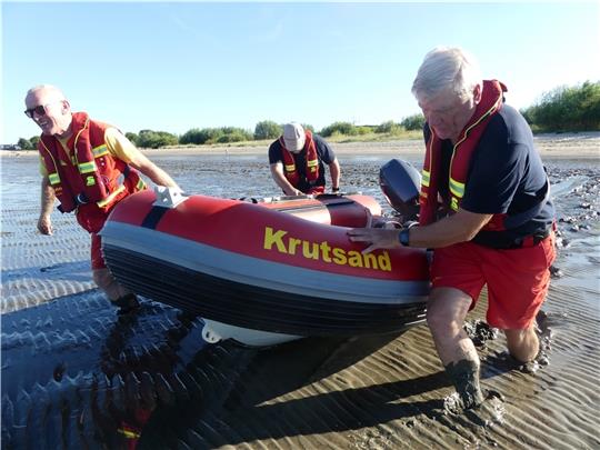 Der Schlick auf Krautsand verzögert eine schnelle Wasserrettung: Bei Niedrigwasser verlieren die Lebensretter der DLRG Drochtersen selbst mit dem kleinsten und leichten Rettungsboot „Krutsand“ wertvolle Minuten, bevor sie überhaupt im Wasse