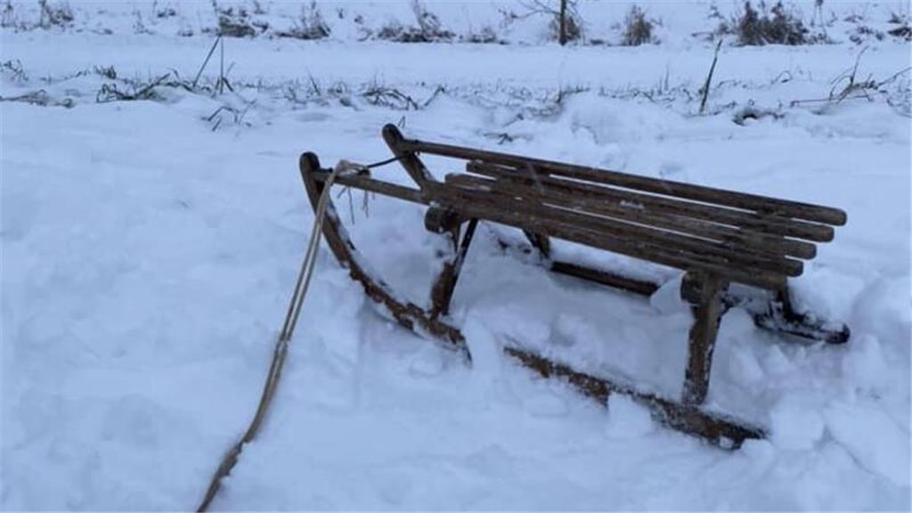 Der Schlitten von Angelina Freiherr wartet auf Kinder, die mit ihm juchzend über...