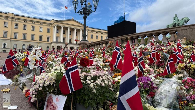 Der Schlossplatz in Oslo verwandelte sich in ein Blumenmeer. 