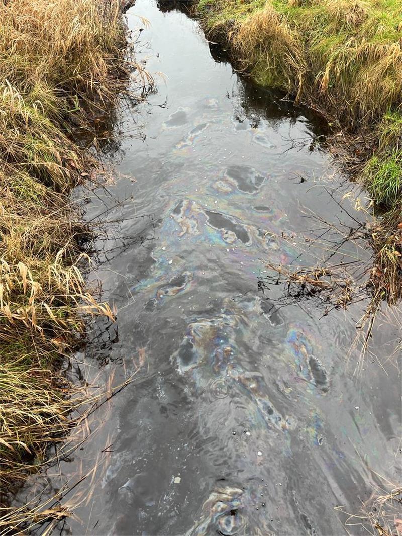 Lkw-Tank defekt: Umweltalarm in Stade-Wiepenkathen Der Schmierfilm auf dem Kattenbeck-Graben ist deutlich zu sehen. Foto: Feuerwehr Wiepenkathen