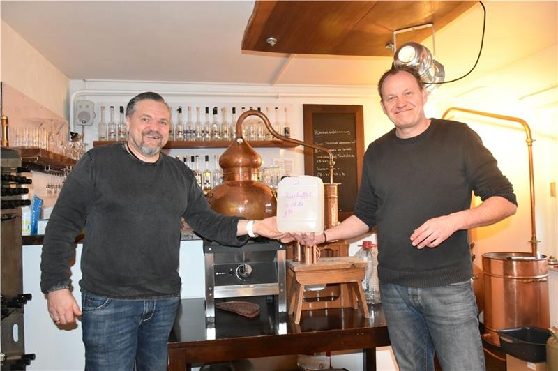 Wie aus einer Apenser Kartoffel Rübker Schnaps wird Der Schnaps aus den Kartoffeln vom Acker in Nindorf ist fertig: Michael Knirsch und Volker Schliebs freuen sich über das Gemeinschaftsprodukt.