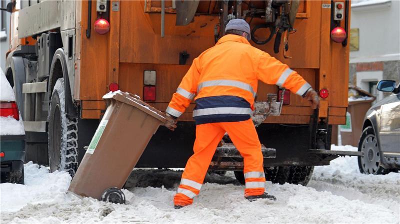 Der Schnee macht den Müllfahrzeugen zu schaffen. (Symbolbild)