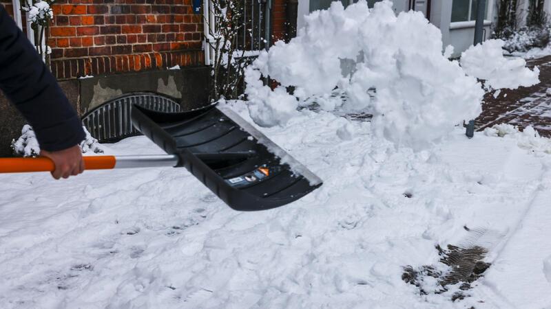 Autofahrer aufgepasst: Winterdienst im Kreis Stade streikt Der Schnee von Gehwegen gehört nicht auf die Straße.
