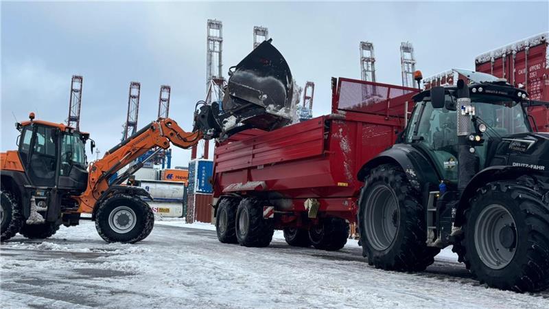Der Schnee wird aufgeladen und zu Sammelplätzen gefahren.