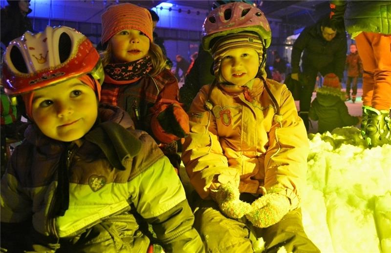 Der Schneehaufen ist cool. Eva Behrens, Anna Detje und Viktoria Fohrmann sind Stammgäste auf dem Eis.