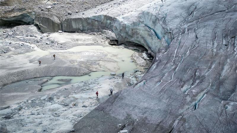 Der Schneemangel im vergangenen Winter und die große Hitze im Sommer haben für die Alpengletscher dramatische Folgen.