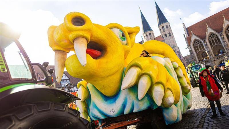 Becherwurf auf Innenministerin Behrens bei Braunschweiger Karneval Der „Schoduvel“ in Braunschweig ist laut Veranstaltern der größte im Norden.
