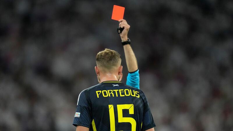 Zauberfußball beim Rekordsieg: EM-Traumstart für Nagelsmann Der Schotte Ryan Porteous sah die Rote Karte.