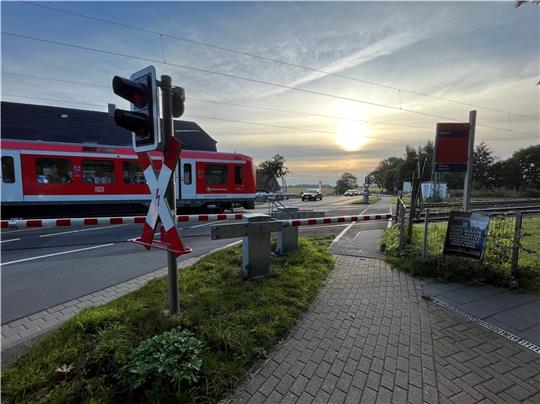 Der Schotter ist in Bewegung: Der Bahnübergang in Dollern wird am Sonntag gesperrt, eine Gleisstopfmaschine kommt zum Einsatz. Foto: Vasel