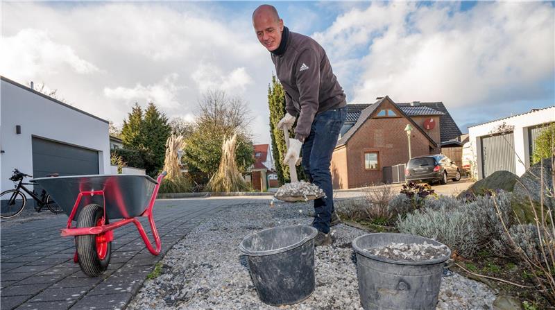 Nach Schottergarten-Shitstorm: Grünen-Politiker reagiert Der Schottergarten muss endlich weg - und dafür spuckt Grünen-Spitzenpolitiker Michael Labetzke im Urlaub in die Hände. Foto: Lothar Scheschonka