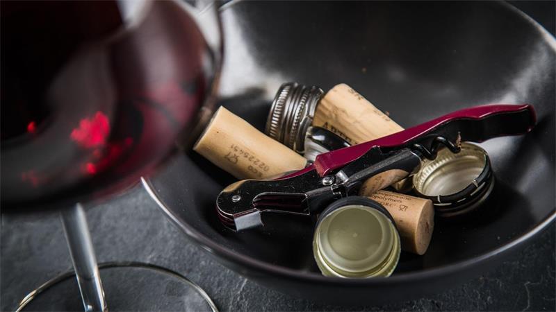 Die 13 wichtigsten Fakten, um Wein zu verstehen Der Schraubverschluss ist beim Wein längst nicht mehr verpönt.