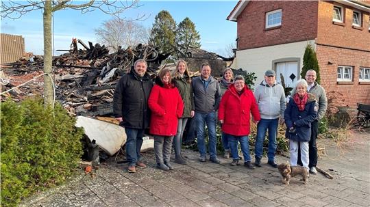 Der Schrecken in der Brandnacht ist den Nachbarn des zerstörten Kehdinger Hofes nicht mehr anzusehen. Wilhelm und Kirsten Blank, Hannah, Jens und Ute Decker, Peggy und Ronald Sass sowie Heike und Klaus Hain (von links) danken der Feuerwehr 