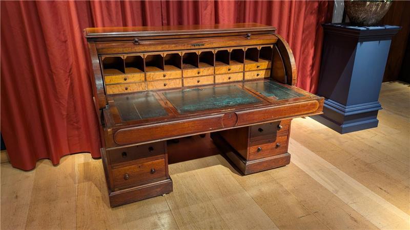 Der Schreibtisch von J.R.R. Tolkien, an dem der britische Autor mutmaßlich seinen Roman „Der Herr der Ringe“ fertigstellte.