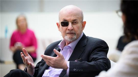 Der Schriftsteller Salman Rushdie Rushdie wurde 2022 von einem Mann mit einem Messer lebensgefährlich verletzt.