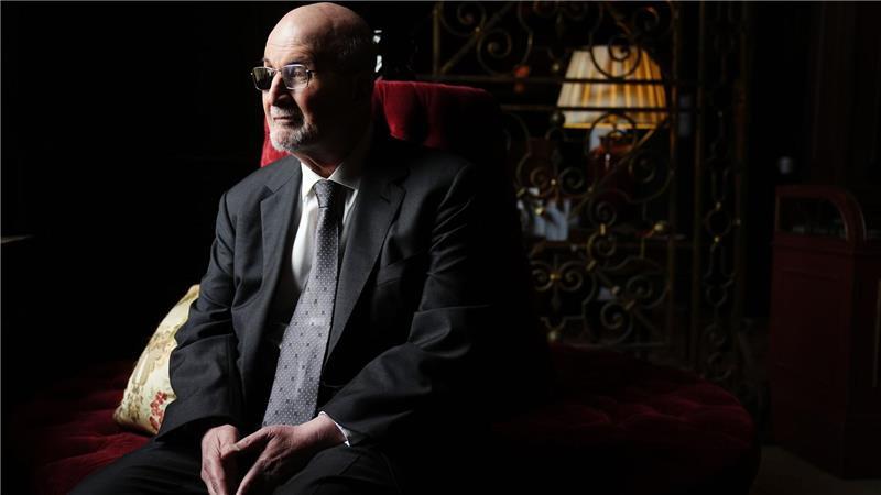 Annäherung an den Tod: Salman Rushdies „Die elfte Stunde“ Der Schriftsteller Salman Rushdie nähert sich in seinem neuen Buch „Die elfte Stunde“ der Frage an, wie man dem eigenen Ende entgegengehen kann. (Archivfoto)