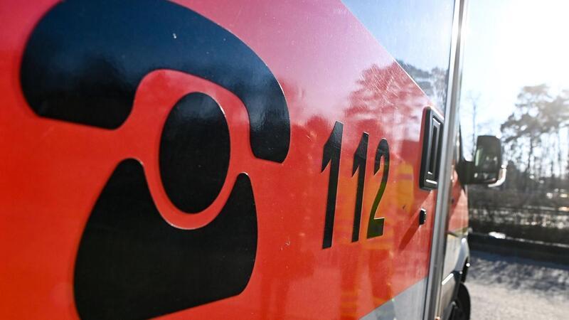 Notruf in Stader Nachbarkreisen gestört Der Schriftzug 112 für die Notrufnummer steht auf einem Rettungswagen.