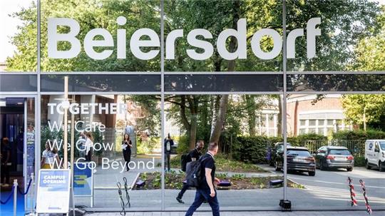 Der Schriftzug „Beiersdorf“ ist über dem Eingang der neuen Konzernzentrale in Hamburg zu lesen.