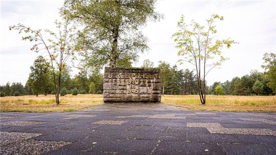 Der Schriftzug „Bergen-Belsen, 1940 bis 1945“ steht auf einer Steinwand auf dem Gelände der Gedenkstätte.