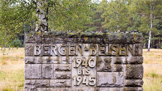 Der Schriftzug „Bergen-Belsen, 1940 bis 1945“ steht auf einer Steinwand auf dem Gelände der Gedenkstätte Bergen-Belsen im Landkreis Celle.