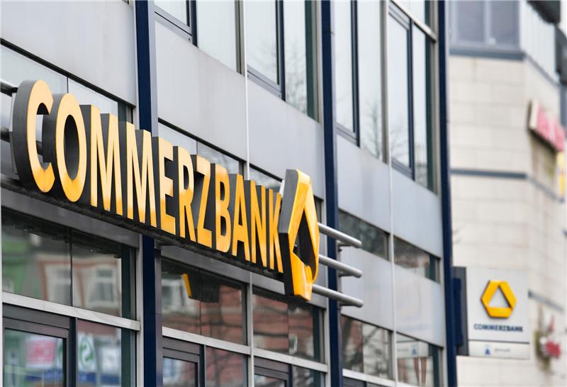 Der Schriftzug "Commerzbank" über dem Eingang zu einer Filiale im Stadtteil Altona. Foto: Soeren Stache/dpa