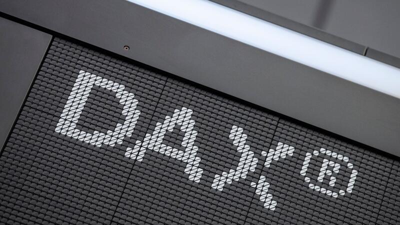 Vergütung von Aufsichtsräten der Dax-Konzerne gestiegen Der Schriftzug „DAX“ im Handelssaal der Deutschen Börse in Frankfurt.