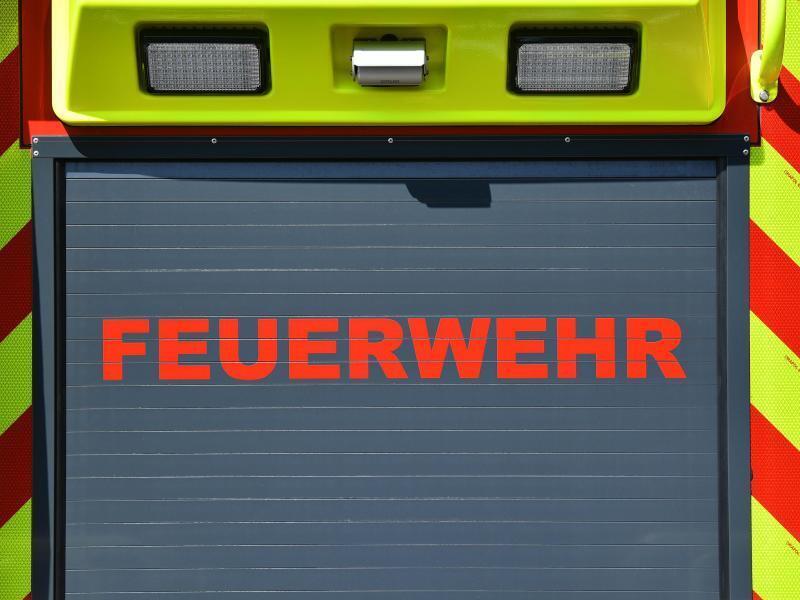 Der Schriftzug «Feuerwehr» ist auf einem Einsatzfahrzeug angebracht. Foto: Martin Schutt/dpa-Zentralbild/dpa/Archivbild