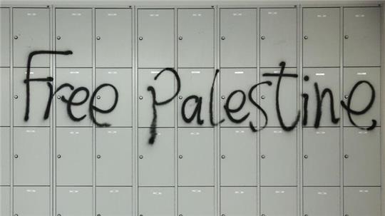 Der Schriftzug „Free Palestine“ wurde während der Besetzung des Audimax der Universität Leipzig an eine Wand mit Schließfächern gesprüht.