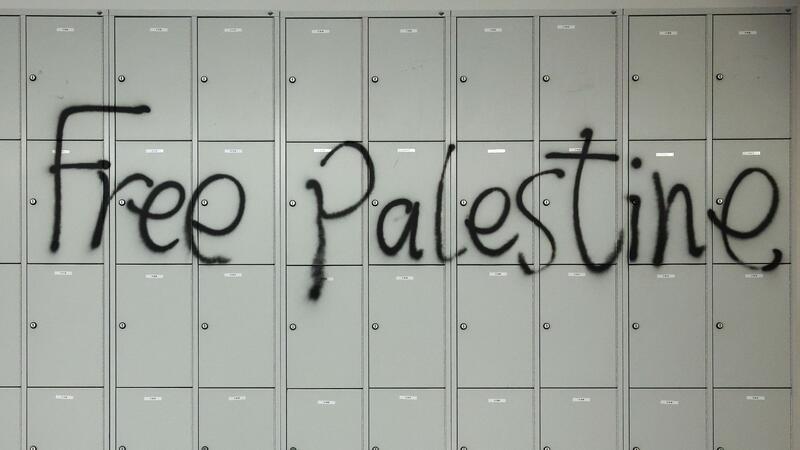 Uni Bremen: Protestcamp von propalästinensischen Aktivisten Der Schriftzug „Free Palestine“ wurde während der Besetzung des Audimax der Universität Leipzig an eine Wand gesprüht (Symbolbild).