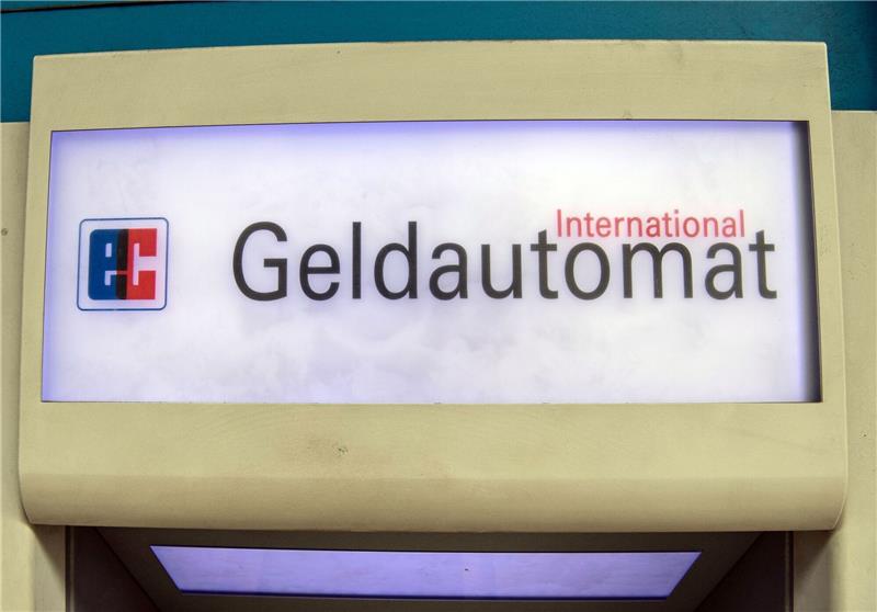 Geldautomat im Landkreis Hildesheim gesprengt Der Schriftzug "Geldautomat" auf einem Geldautomaten.