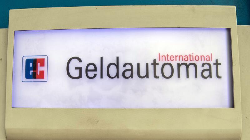 Der Schriftzug „Geldautomat“ auf einem Geldautomaten.