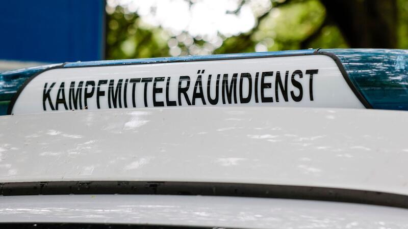 Bombenentschärfung in Kiel: Großflächige Räumung steht an Der Schriftzug „Kampfmittelräumdienst“ ist an einem Einsatzfahrzeug angebracht.