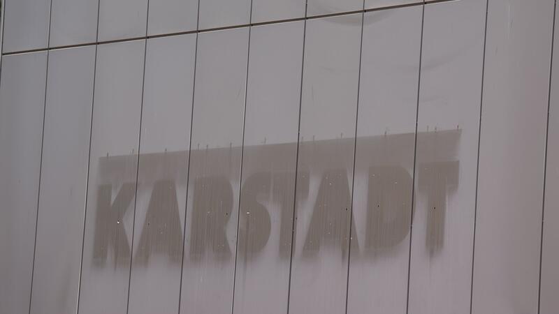 Der Schriftzug „Karstadt“ ist an der Fassade einer geschlossenen Karstadt-Filiale im Stadtteil Hamburg-Harburg zu erahnen.