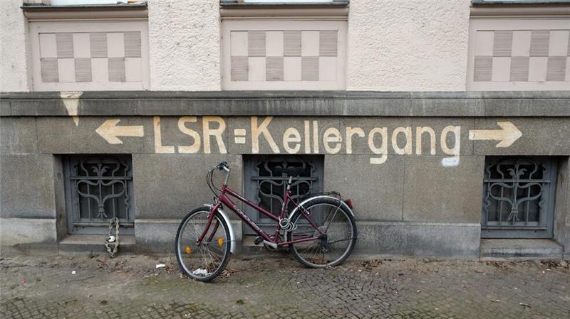 Der Schriftzug „LSR Kellergang“ steht an der Fassade eines Wohnhauses im Leipziger Stadtteil Schleußig. „LSR“ bedeutet Luftschutzraum. Der Hinweis für die Zivilbevölkerung war ab dem Jahr 1944 in deutschen Städten an den Häusern zu sehen. (Archivfoto)