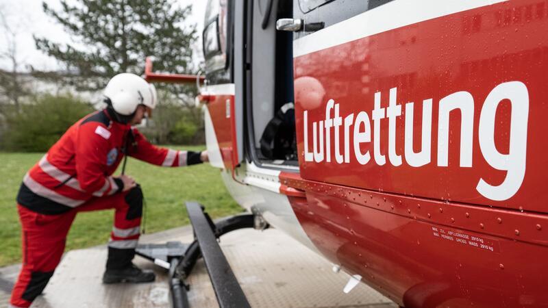 Rettungshubschrauber im Norden fliegen Tausende Einsätze Der Schriftzug „Luftrettung“ ist an einem Hubschrauber der DRF-Luftrettung zu sehen.
