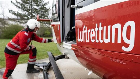 Der Schriftzug „Luftrettung“ ist an einem Hubschrauber der DRF-Luftrettung zu sehen.