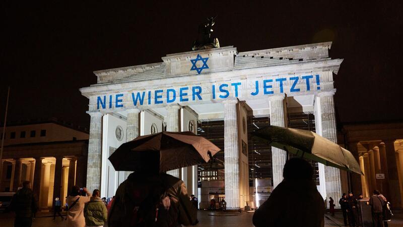 Meldestellen: 2023 so viele antisemitische Vorfälle wie nie Der Schriftzug „Nie wieder ist jetzt“ wird zum 85. Jahrestag der Pogromnacht an das Brandenburger Tor projiziert (Archivbild).