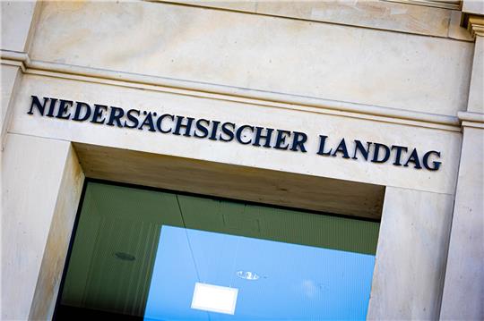 Der Schriftzug Niedersächsischer Landtag» ist am Haupteingangsbereich vom niedersächsischen Landtag zu lesen. Foto: Moritz Frankenberg/dpa