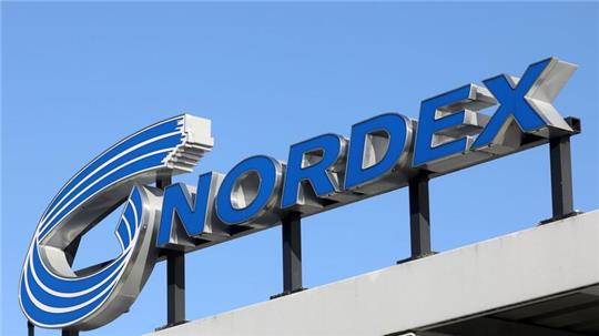 Der Schriftzug „Nordex“ am Eingang zum Gelände des Windkraftanlagen-Herstellers Nordex.