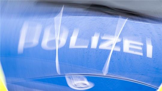 Der Schriftzug „Polizei“ auf der Kühlerhaube eines Autos, aufgenommen während einer Verkehrskontrolle.