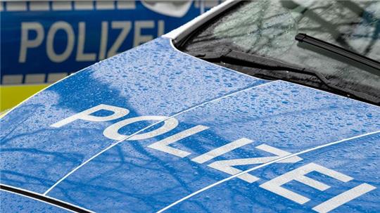 Der Schriftzug „Polizei“ auf der Kühlerhaube eines Autos. 