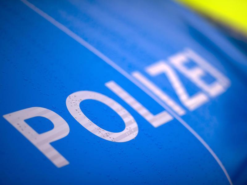 620 Kilo schwerer Rüttler von Baustelle in Krummendeich gestohlen Der Schriftzug «Polizei» steht auf einem Streifenwagen. Foto: Jens Büttner/dpa-Zentralbild/ZB/Symbolbild