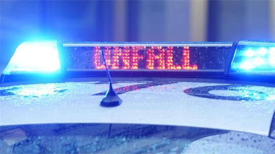 Der Schriftzug „Unfall“ ist neben dem Blaulicht auf dem Dach eines Polizeiautos zu lesen. (zu dpa: „Unfall mit drei Lkw – Vollsperrung auf A1“)