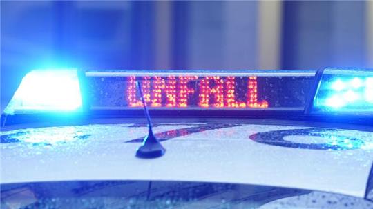 Der Schriftzug „Unfall“ ist neben dem Blaulicht auf dem Dach eines Polizeiautos zu lesen.