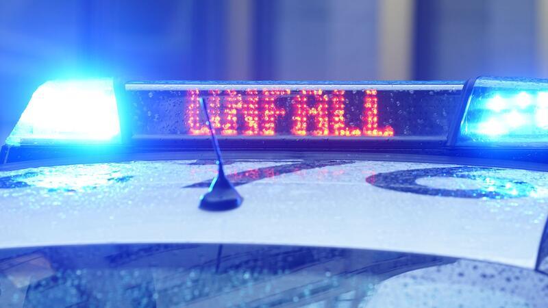 Missglücktes Überholmanöver: Autofahrerin kracht gegen Baum Der Schriftzug "Unfall" ist neben dem Blaulicht auf dem Dach eines Polizeiautos zu lesen.