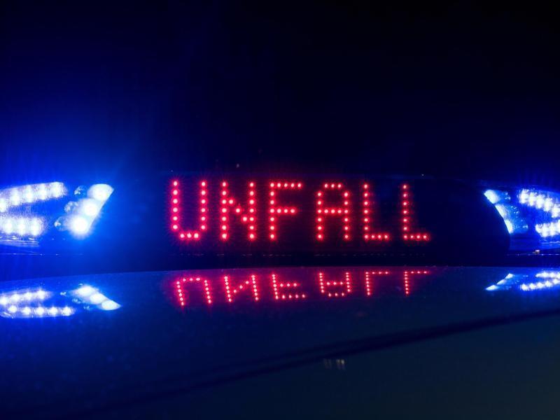 Der Schriftzug «Unfall» leuchtet an einem Streifenwagen. Foto: Monika Skolimowska/dpa-Zentralbild/ZB/Symbolbild