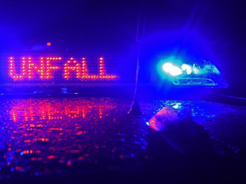 Der Schriftzug "Unfall" leuchtet zwischen zwei Blaulichtern auf dem Dach eines Polizeiwagens. Foto: Stefan Puchner/dpa/Symbolbild
