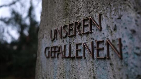 Der Schriftzug „Unseren Gefallenen“ an einem Gedenkstein.