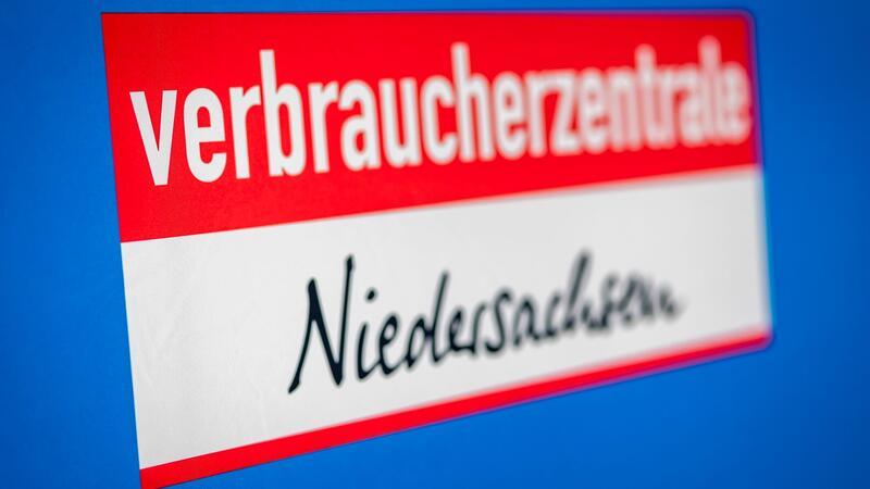 Verbraucherschützer warnen vor Online-Kauf aus Fernost Der Schriftzug „Verbraucherzentrale Niedersachsen“ ist an einer Wand zu lesen.